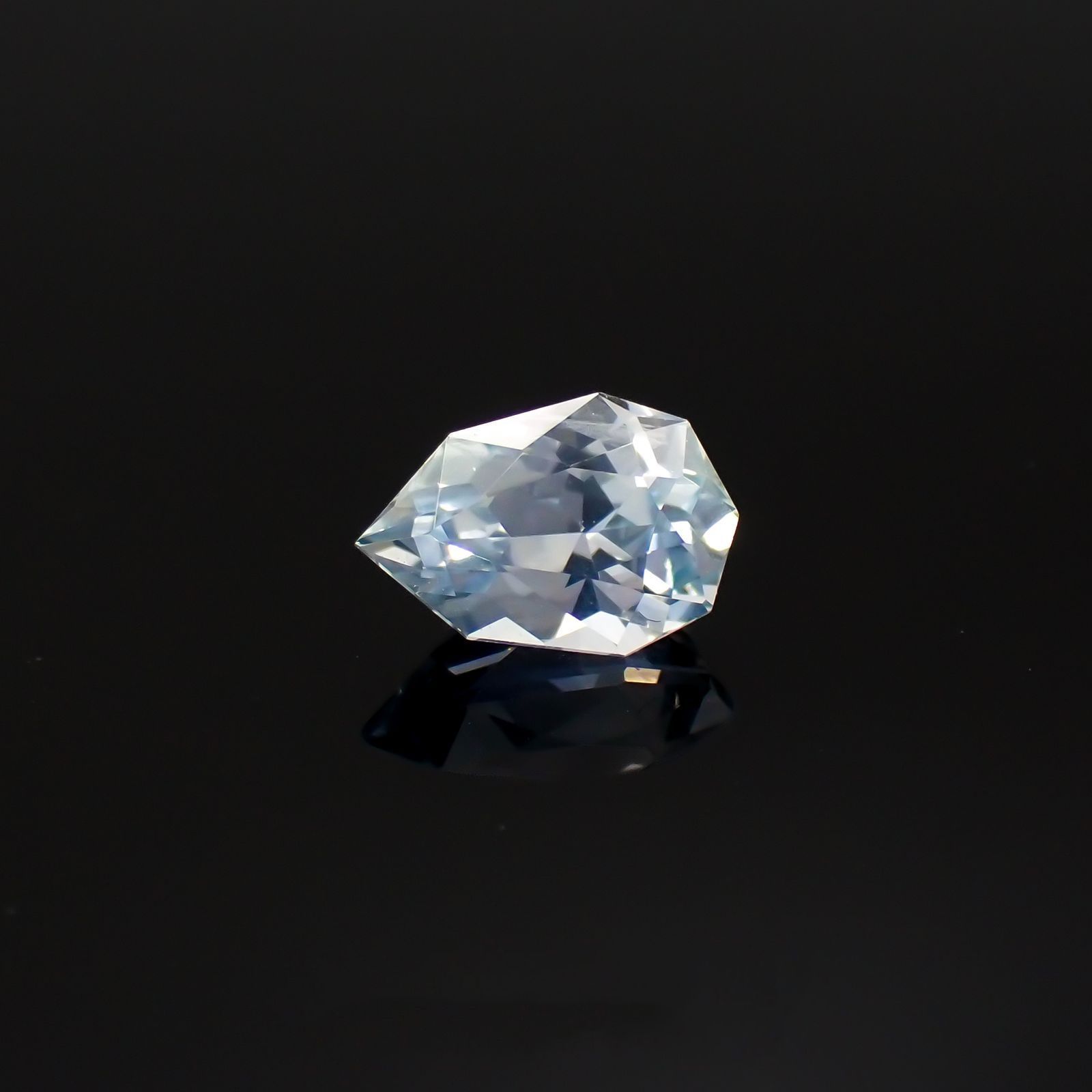 ◇カスタムカット◇アイスブルーサファイア(宝石名サファイア)スリランカ/マダガスカル産 識別済 0.91ct / 7x4.8mm前後 [220918077]