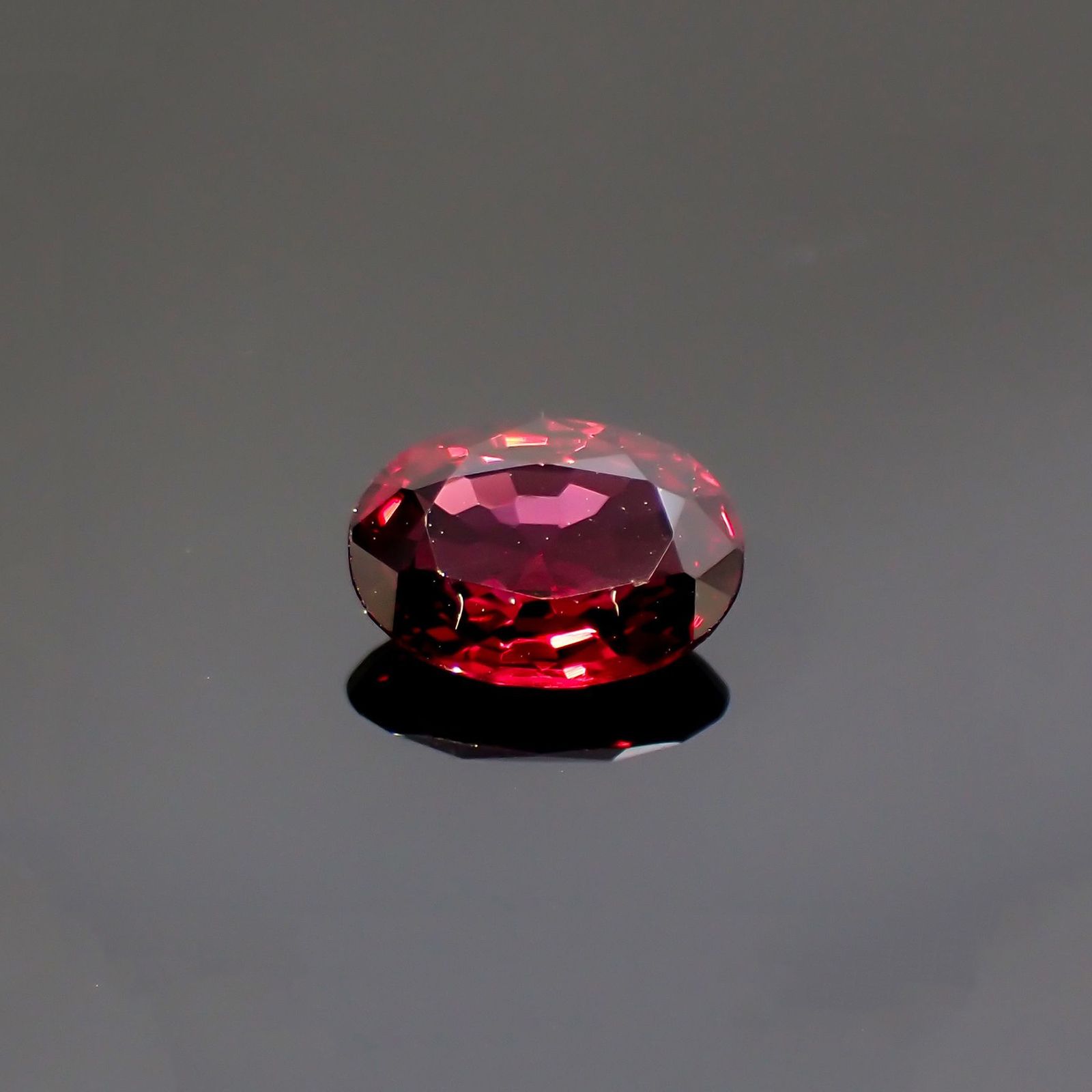 レッドスピネル(宝石名レッド・スピネル)タンザニア産 識別済 0.86ct / 7.1x5.1mm前後 [260114326]