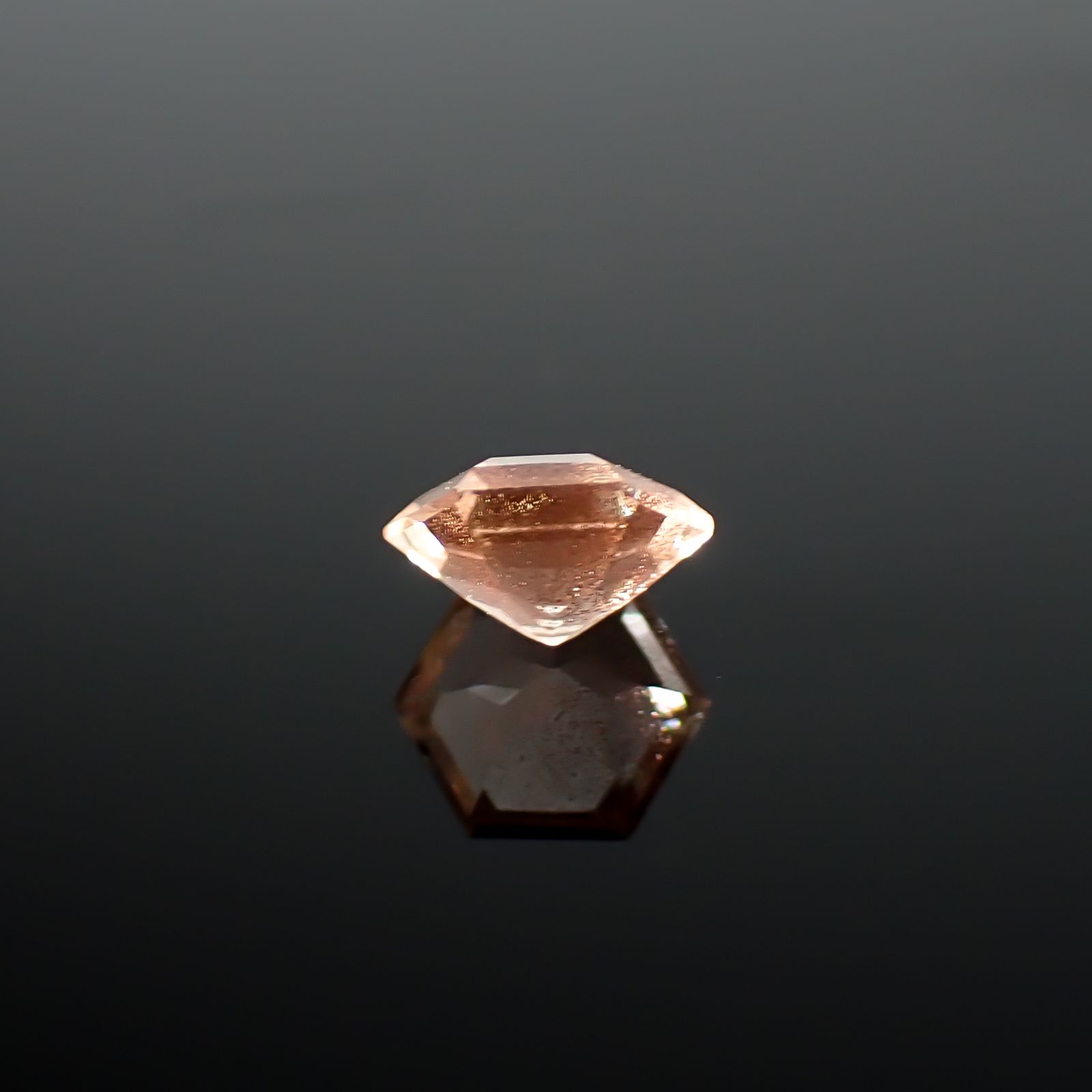 ◇ヘキサゴンカット◇オレゴンサンストーン アメリカ・オレゴン州産 0.44ct / 4.9x4.9mm前後 [260732646]