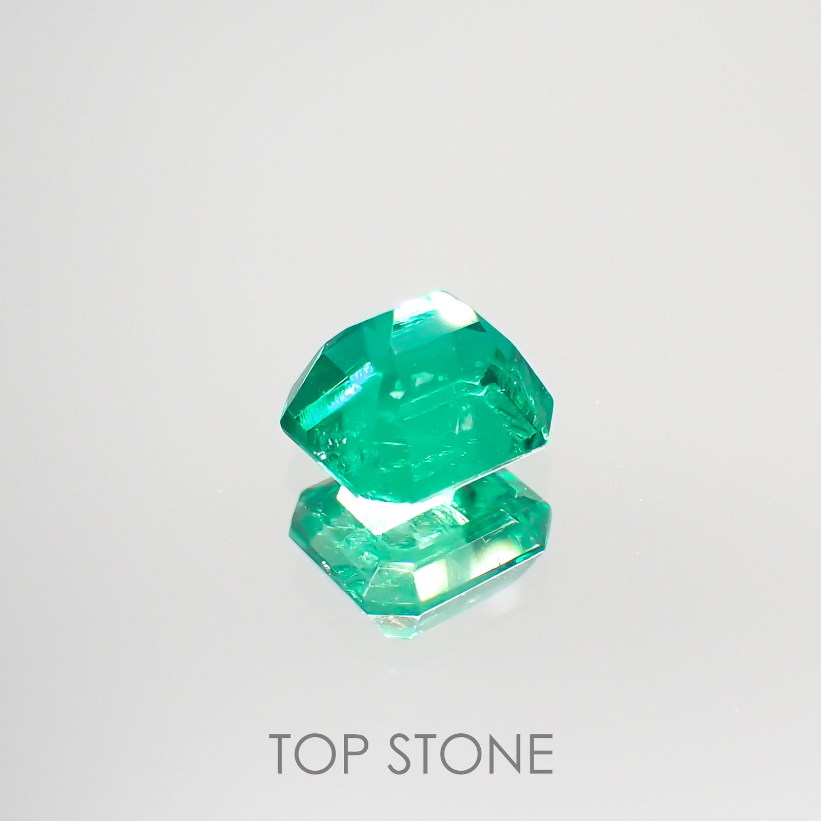 エメラルド(宝石名エメラルド) コロンビア産 0.932ct ソ付(彩珠)[210913159]5.9×5.4mm前後