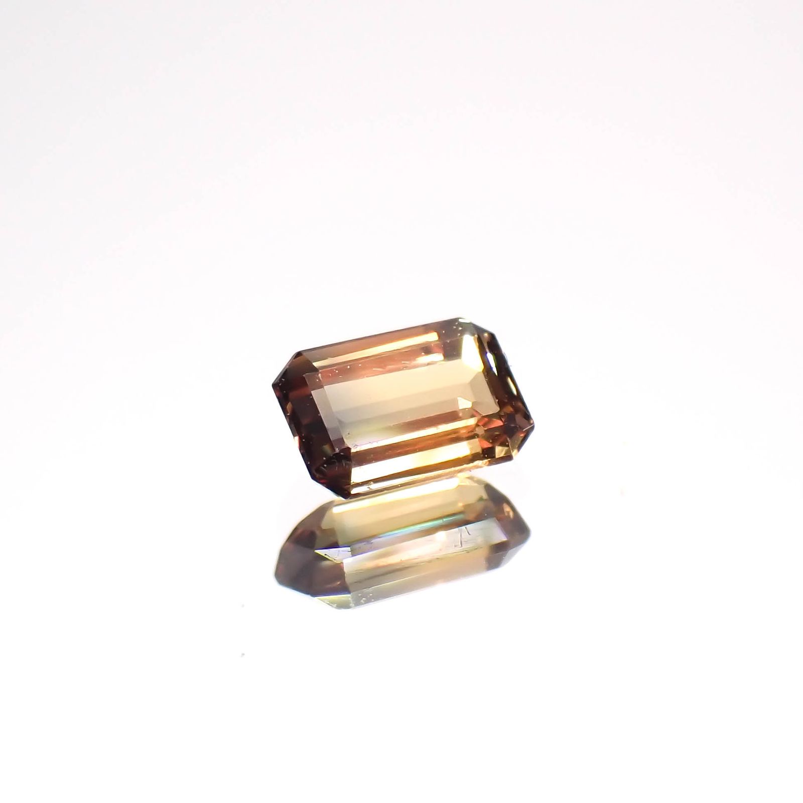 バイカラーサファイア(宝石名バイカラー・サファイア)タンザニア産 0.27ct 識別済[230622375]4.1x2.8mm前後