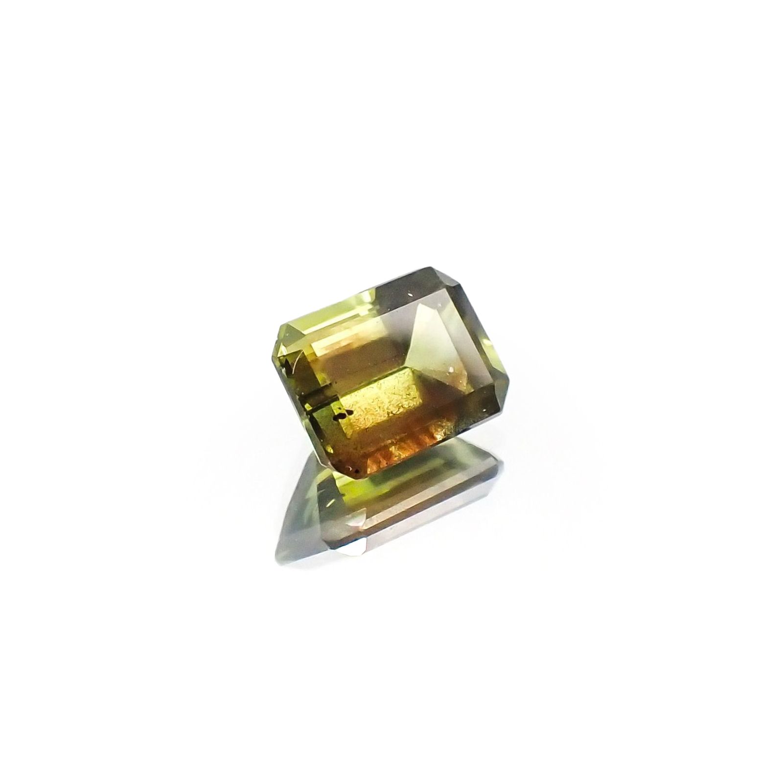 ゴールドシーンサファイア 非加熱(宝石名シーン・サファイア)ケニア産 ソ付(彩珠) 1.183ct / 6.6x4.9mm前後 [231023911]