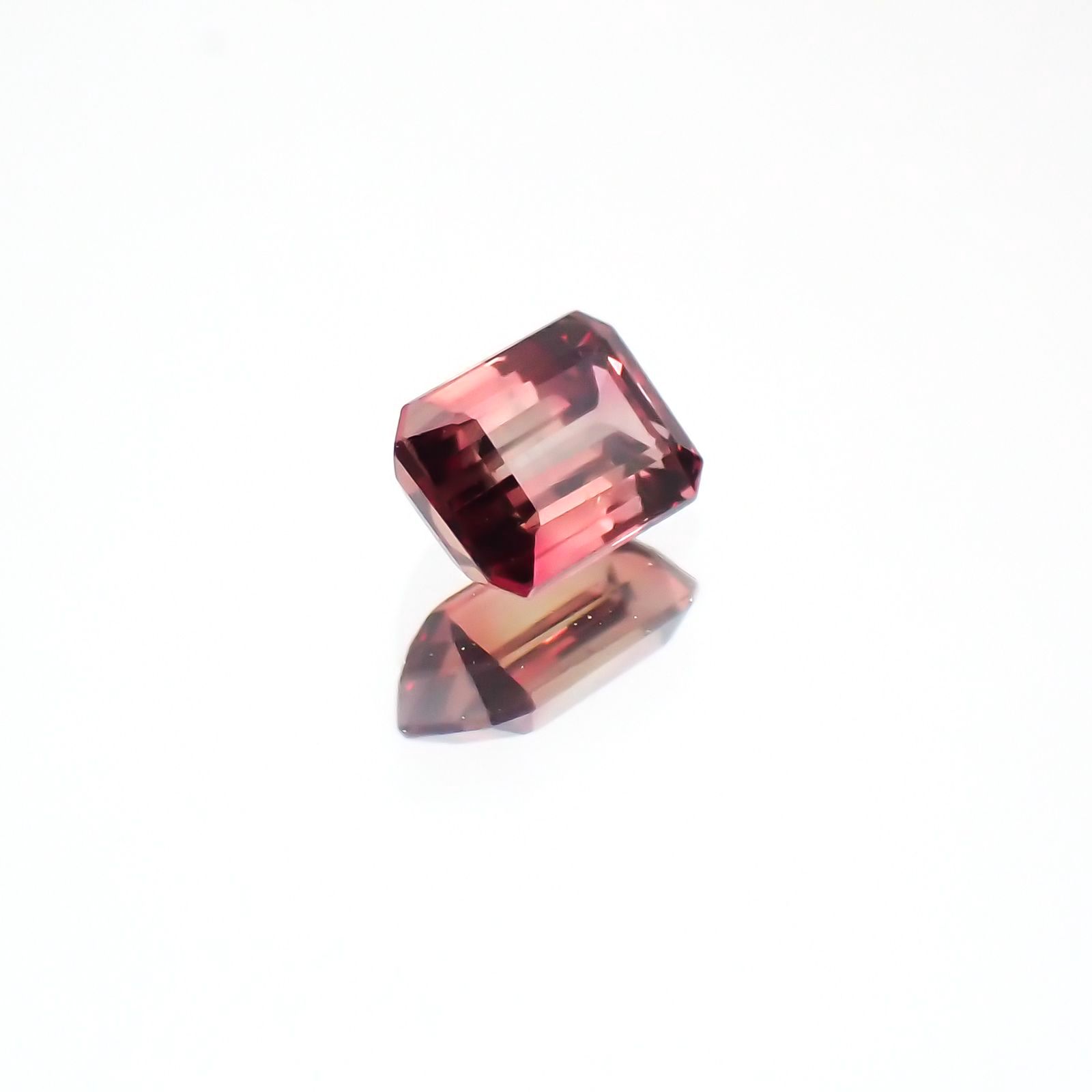 バイカラーサファイア(宝石名バイカラー・サファイア) タンザニア産 0.23ct 識別済[21069745]3.8×3mm前後