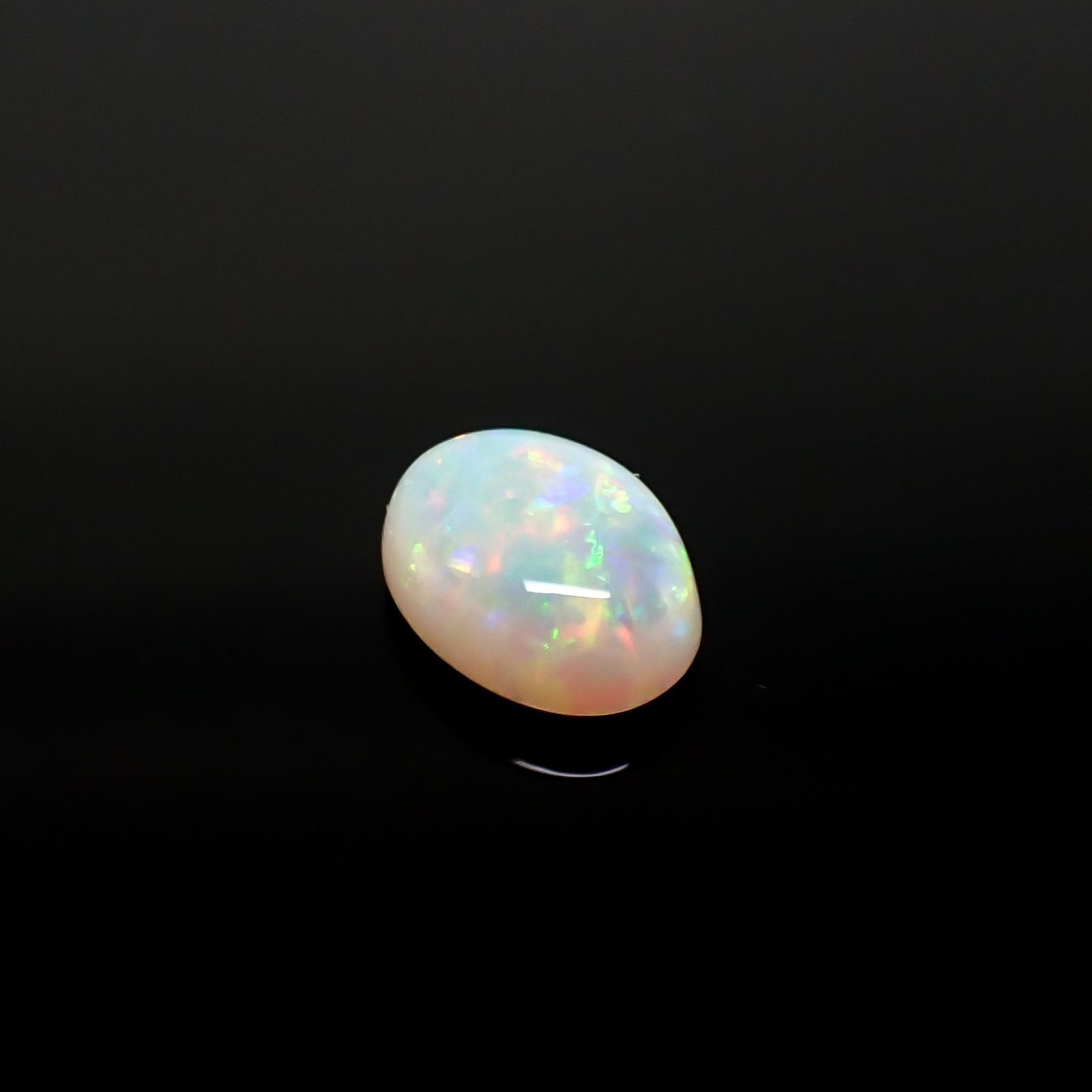 オパール(宝石名ホワイト・オパール) オーストラリア産 ソ付(彩珠) 1.157ct / 8.2x6.1mm前後 [210711331]