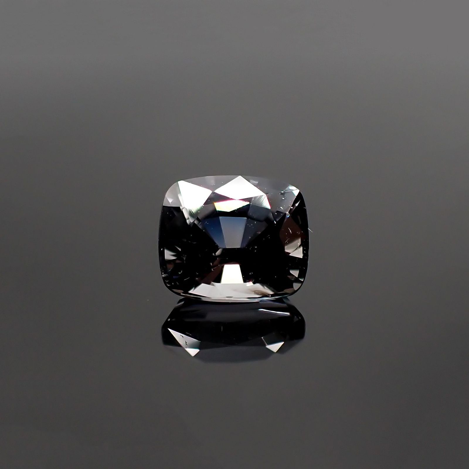 プラチナスピネル(宝石名スピネル) ビルマ産 1.108ct ソ付(彩珠)[250913320]6.3×5.4mm前後