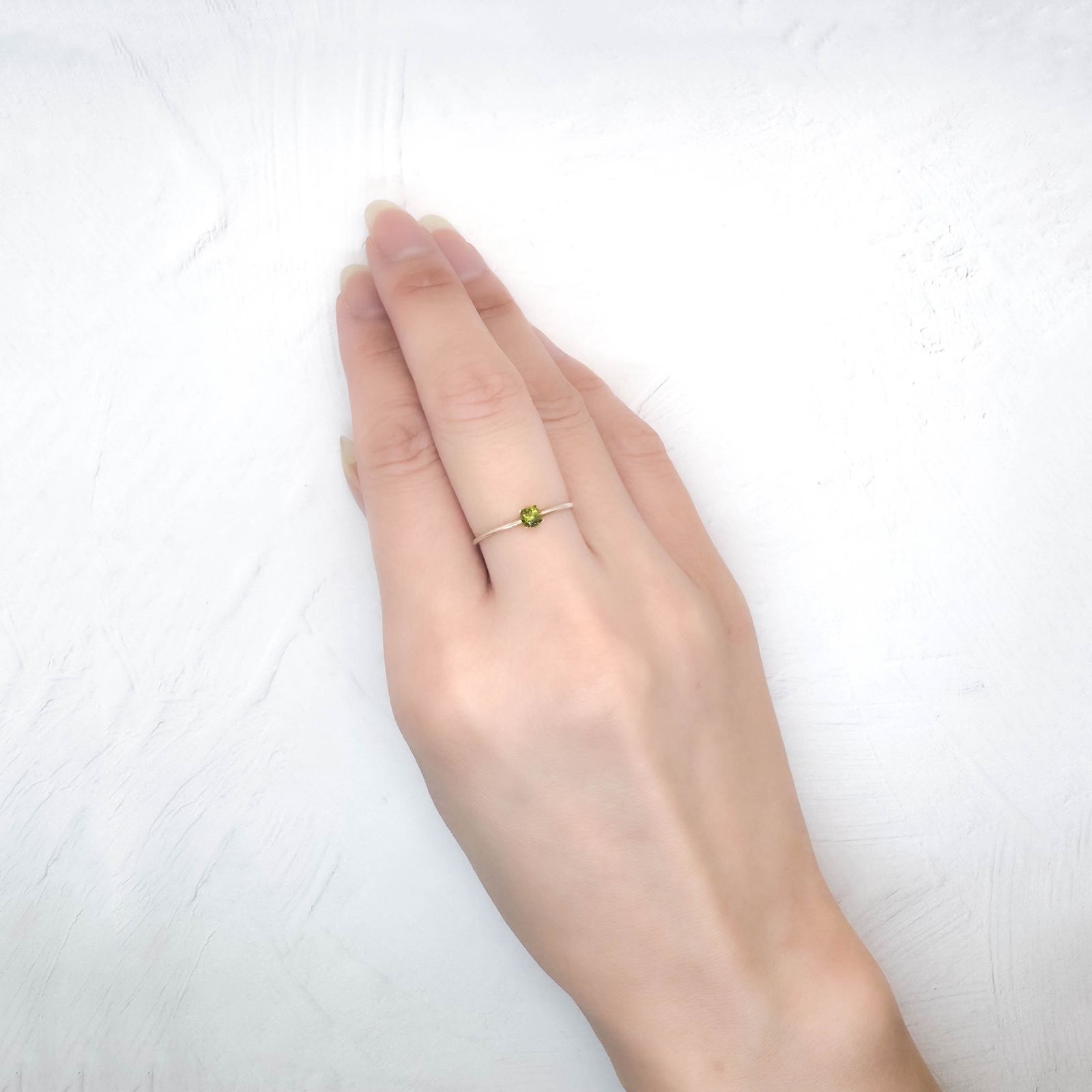 カラーチェンジスフェーン パキスタン産 0.18ct / 3.2x3.2mm前後 [250931064]