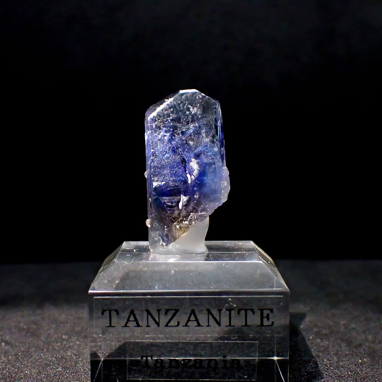 タンザナイト原石 タンザニア産 アクリル台座付き 28.38ct(5.67g) / 9.3x13.6x26.2mm前後 [260632368]
