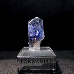 タンザナイト原石 タンザニア産 アクリル台座付き 28.38ct(5.67g) / 9.3x13.6x26.2mm前後 [260632368]