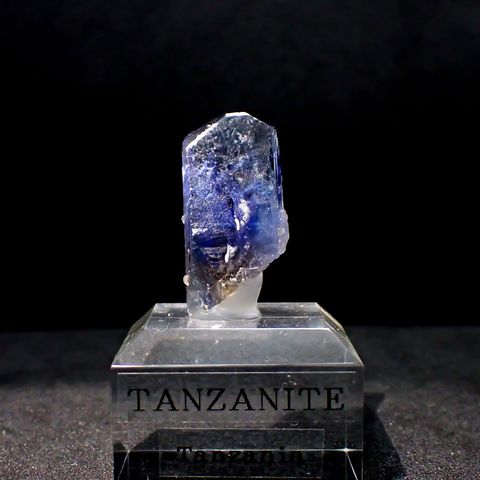 タンザナイト原石 タンザニア産 アクリル台座付き 28.38ct(5.67g) / 9.3x13.6x26.2mm前後 [260632368]