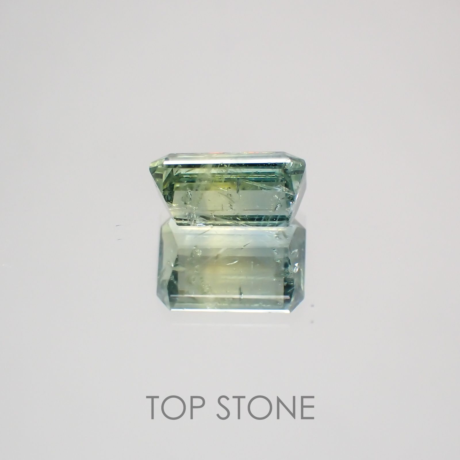 バイカラーサファイア 非加熱(宝石名バイカラー・サファイア) タンザニア産 2.098ct ソ付(彩珠)[210710610]8.2×5.5mm前後