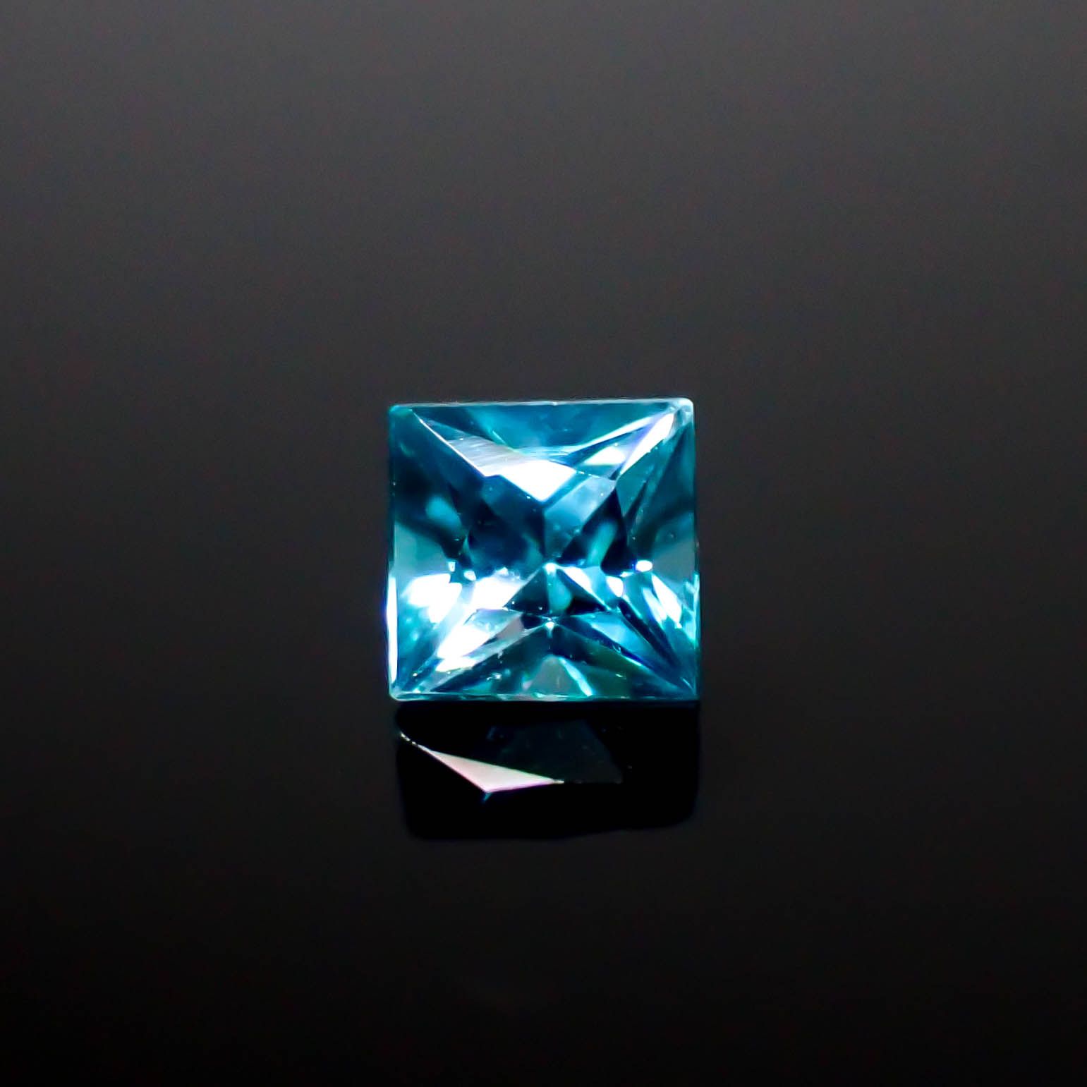 ◇プリンセスカット◇ブルージルコン カンボジア産 0.43ct [241229633]3.8x3.8mm前後
