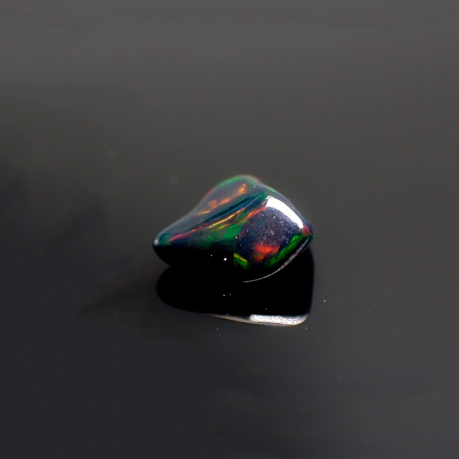 ◇バロック型◇ブラックオパール(宝石名オパール/加熱処理) エチオピア産 識別済 1.04ct / 9.5x8mm前後 [211013513]