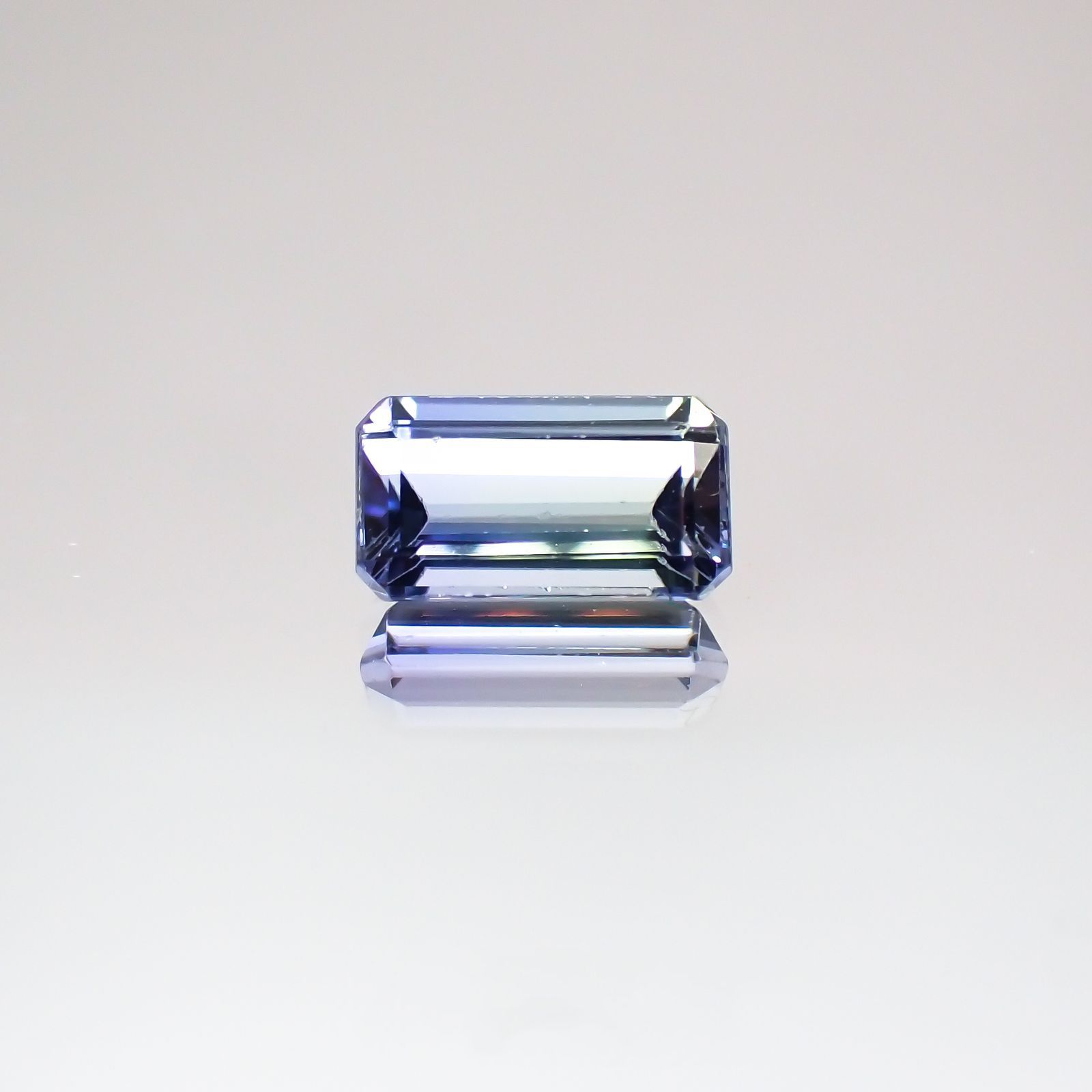 バイカラータンザナイト非加熱(宝石名バイカラー・ゾイサイト) タンザニア産 0.66ct 識別済[210610945]6.6×3.6mm前後
