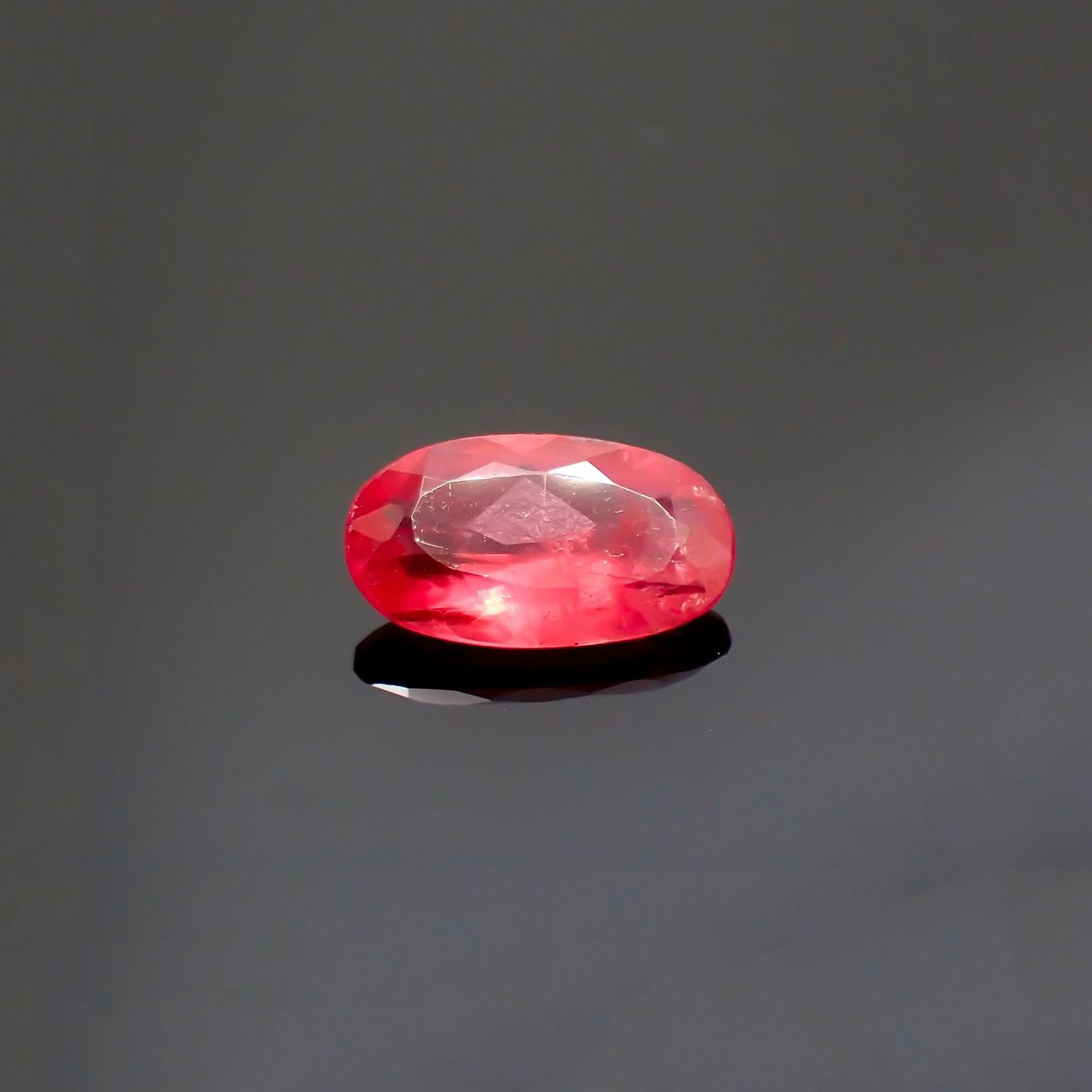 ロードナイト(宝石名ロードナイト)ブラジル産 識別済 1.19ct / 9.2x5.4mm前後 [220114022]