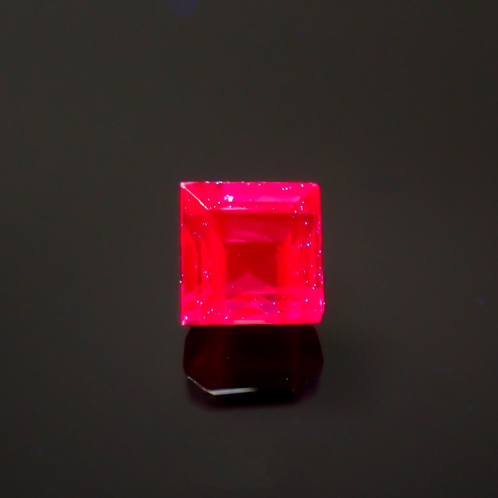 ルビー タイ/ビルマ産 0.18ct[220616363]2.6x2.6mm前後