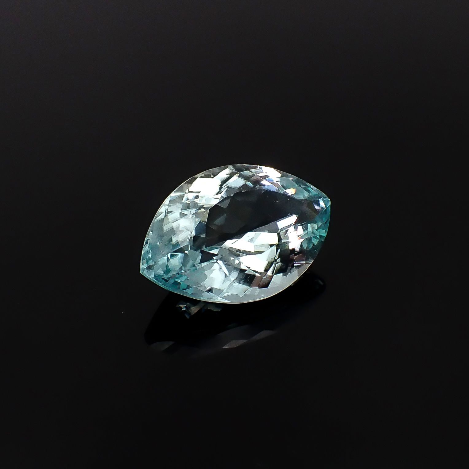 アンブリゴナイト/モンテブラサイト(宝石名モンテブラサイト)マダガスカル産 ソ付(宝貴協) 12.649ct / 19.92x13.28mm前後 [260131597]