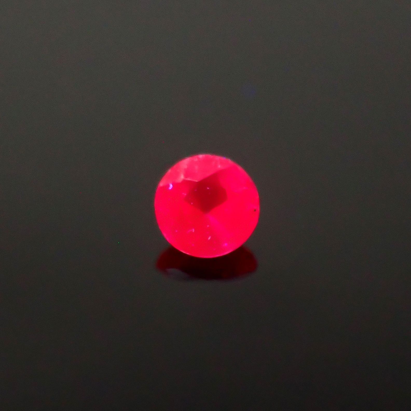 ルビー ビルマ産 0.058ct [250630610]2.3x2.2mm前後