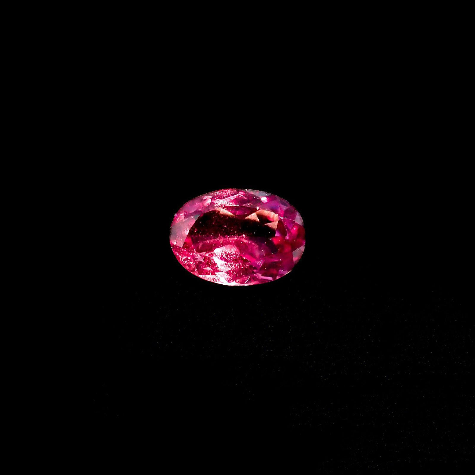 カラーシフト マラヤガーネット(宝石名ガーネット)タンザニア産 0.96ct 識別済[220717109]7.2x5.1mm前後