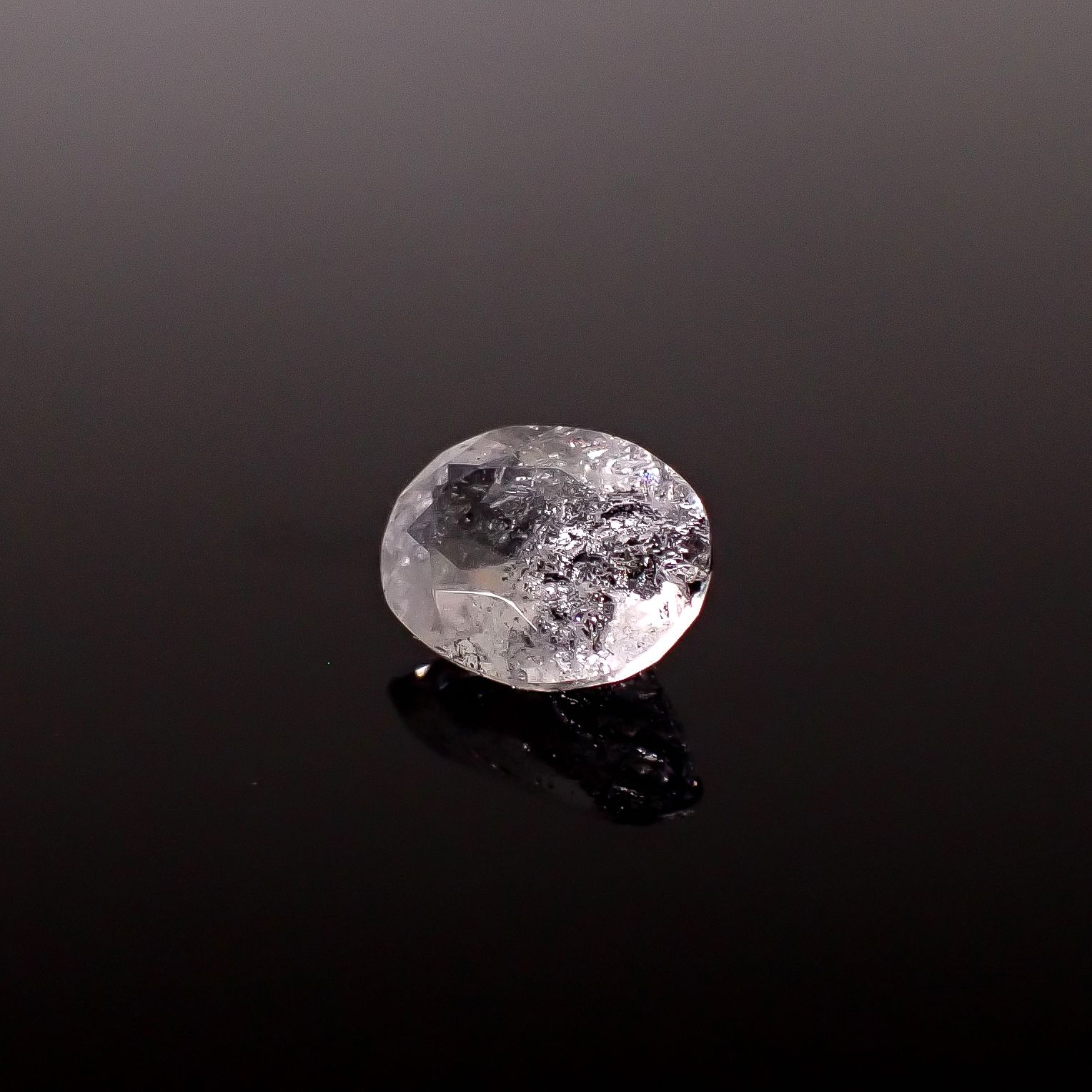 グラファイトインクォーツ ブラジル産 2.49ct / 10.2x7.9mm前後 [260331932]