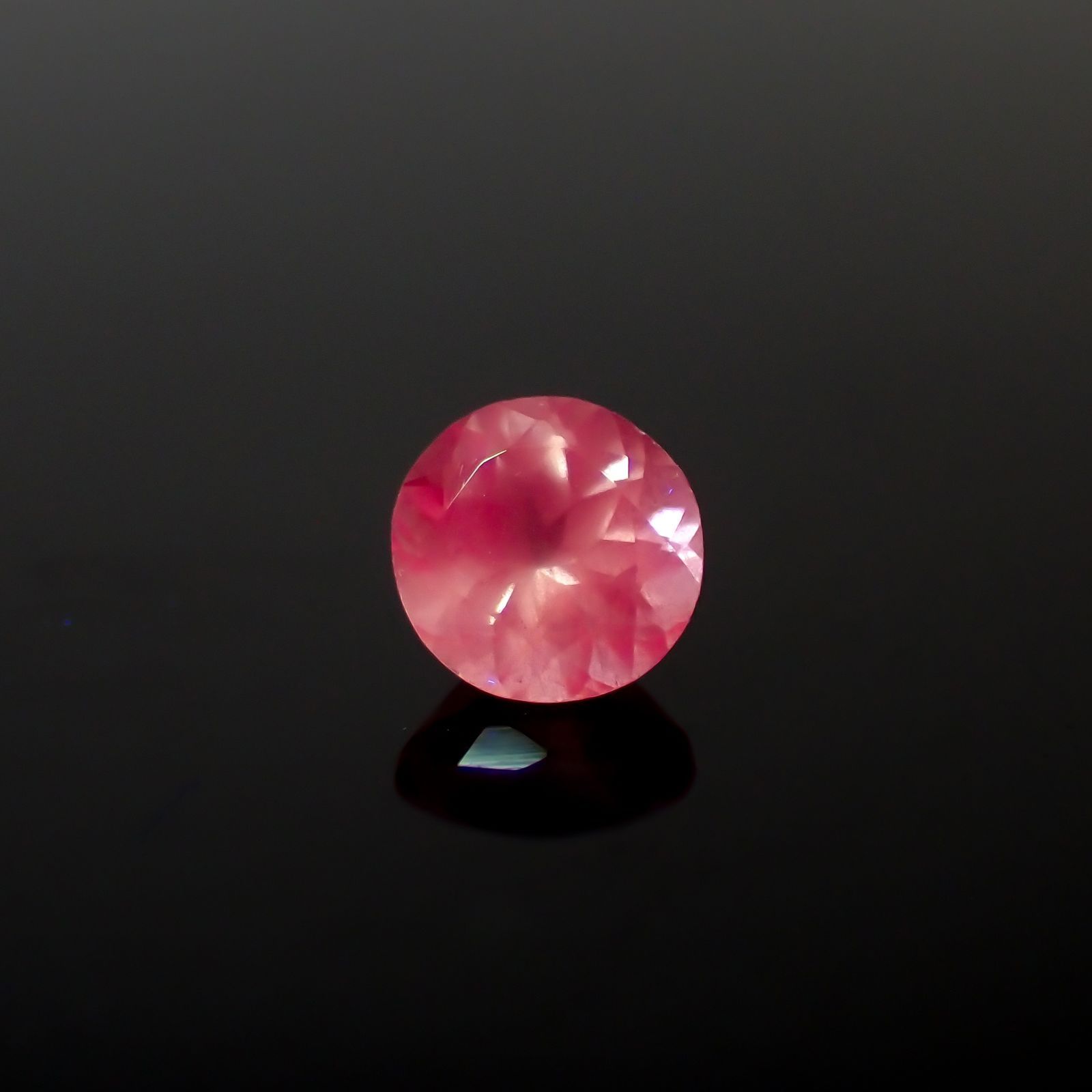 シルキーピンクスピネル タンザニア産 0.50ct / 4.8x4.8mm前後 [260524951]