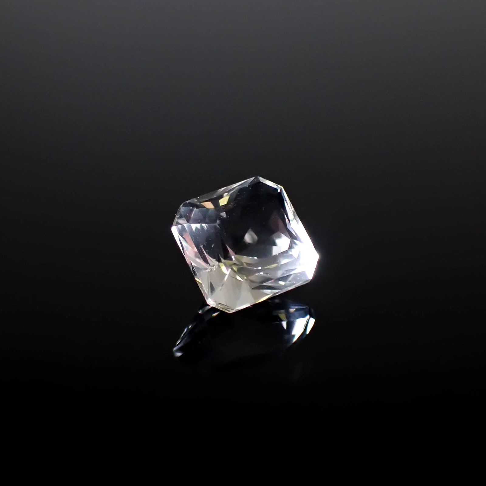 カラーレスフローライト フルオレッセンス イギリス産 2.73ct [250430157]7.8x7.4mm前後