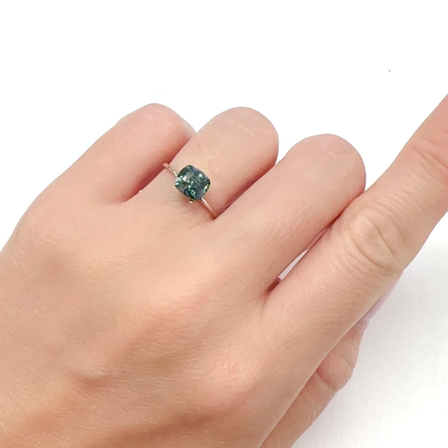 リバースカラーチェンジジルコン(宝石名ジルコン)モゴック産 1.72ct 識別済[240527770]6.8x6.1mm前後