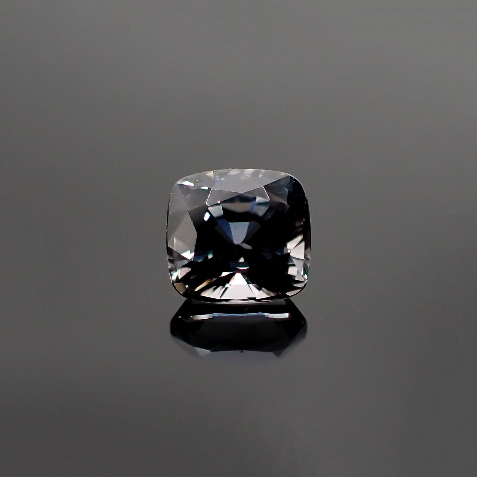 プラチナスピネル(宝石名スピネル) ビルマ産 1.193ct ソ付(彩珠)[250913321]5.9×5.6mm前後