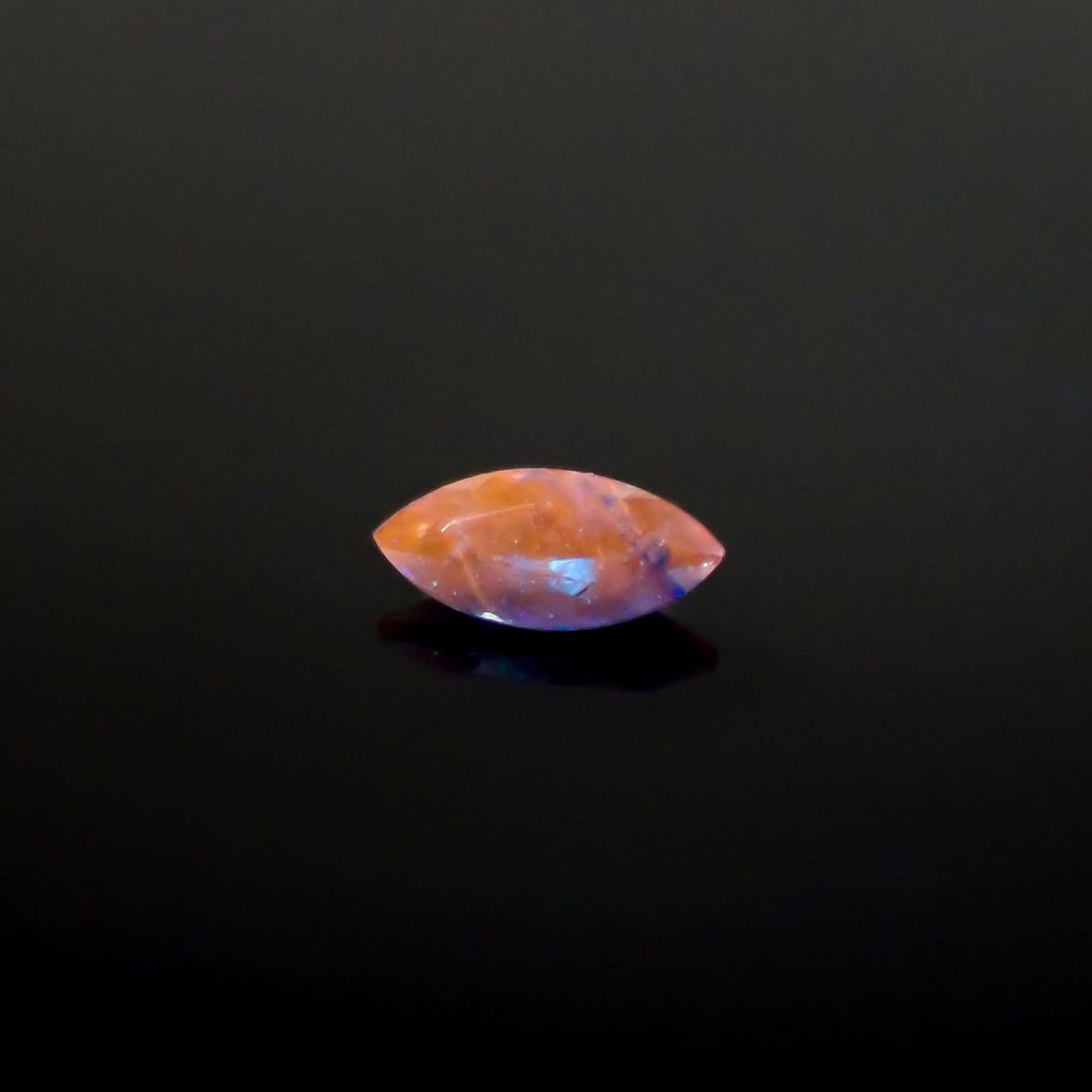 アウイナイト フルオレッセンス(宝石名アウイナイト)ドイツ産 識別済 0.091ct / 4.9x2.4mm前後 [240628313]