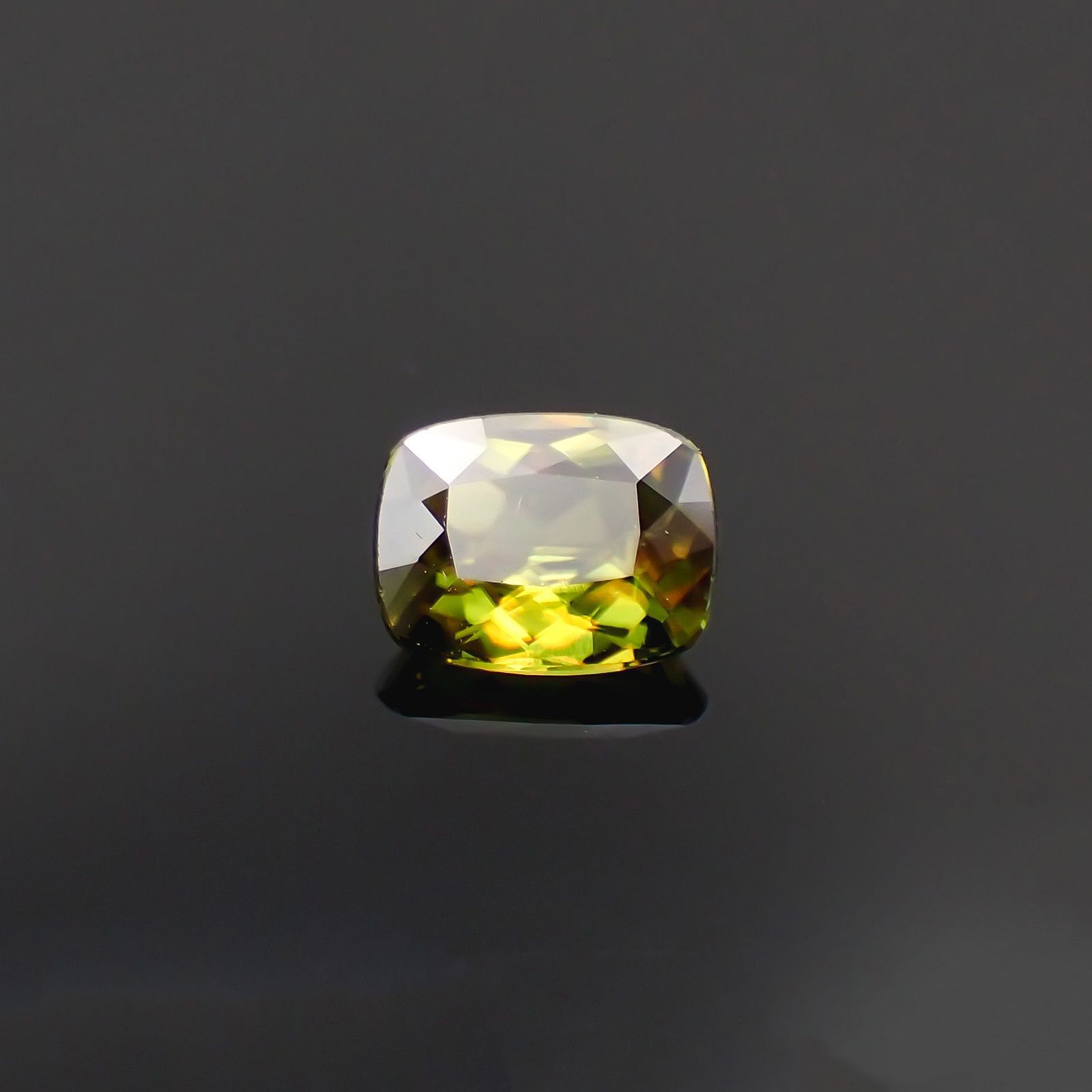 カラーチェンジスフェーン パキスタン産 0.80ct[230120041]6.5x5.1mm前後