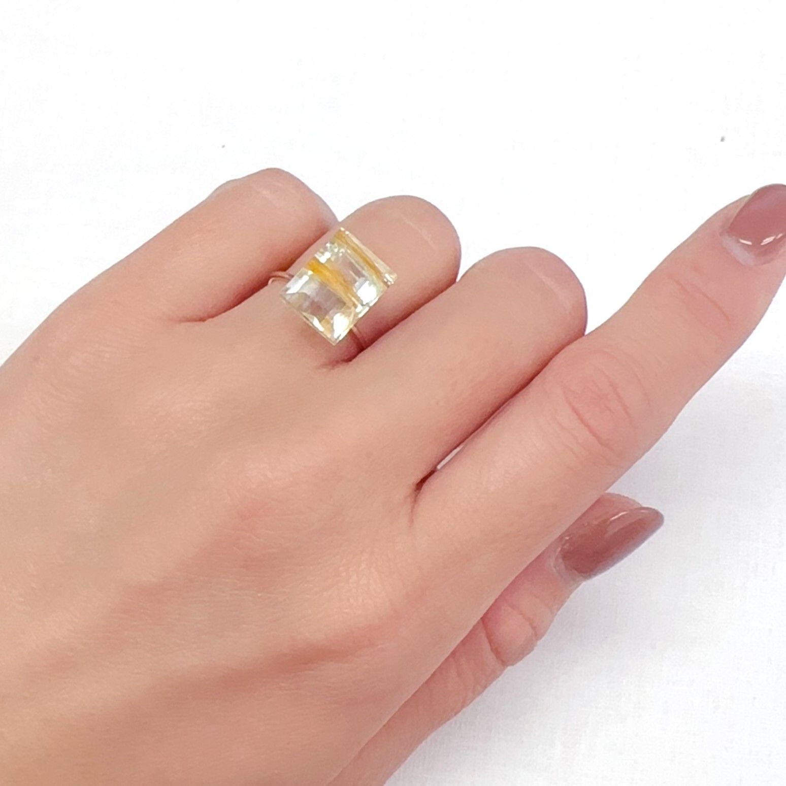 ニードルイントパーズ(チューブイントパーズ) ブラジル・ミナスジェライス州産 8.12ct[240225881]12.3x9.5mm前後