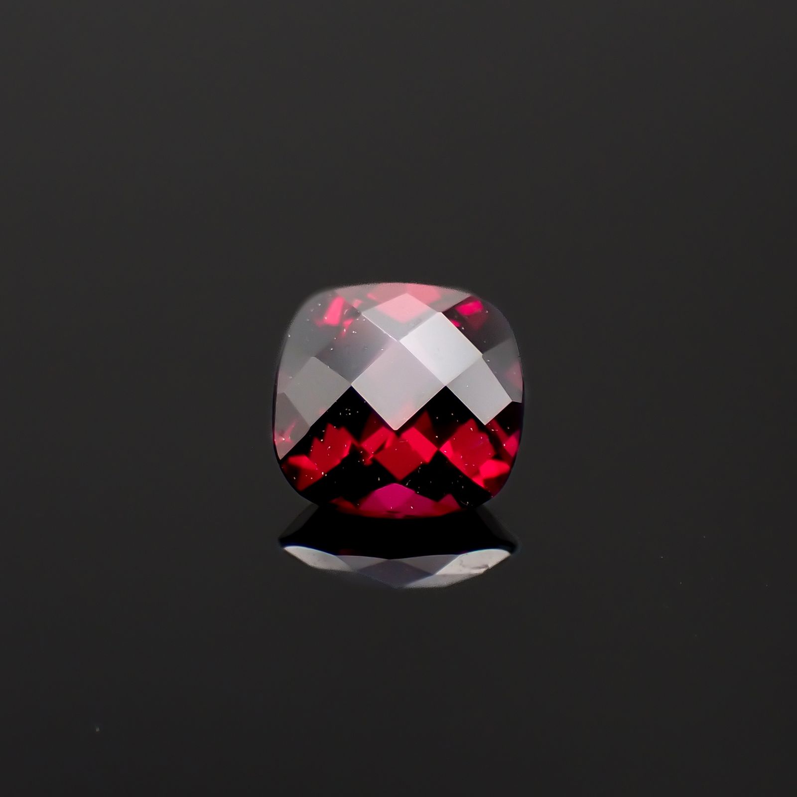 ◇チェッカーカット◇アントヒルガーネット(クロムパイロープガーネット) アメリカ・アリゾナ州産 0.45ct[230722880]4.6x4.6mm前後