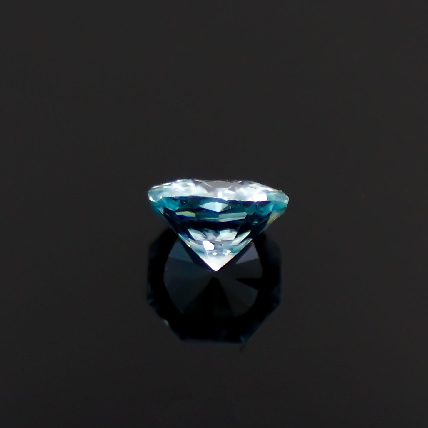 ◇オクタゴンカット◇アイスブルージルコン(宝石名ジルコン)カンボジア産 0.66ct 識別済[230320858]4.9x4.8mm前後