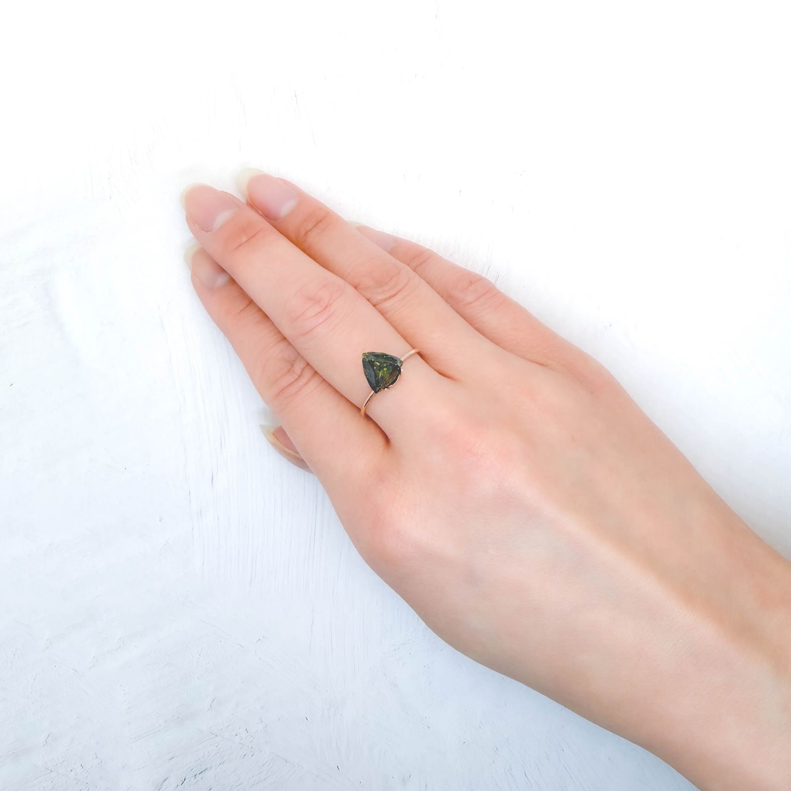 グリーンスファレライト ブルガリア産 2.72ct / 8.3x8.5mm前後 [260231779]