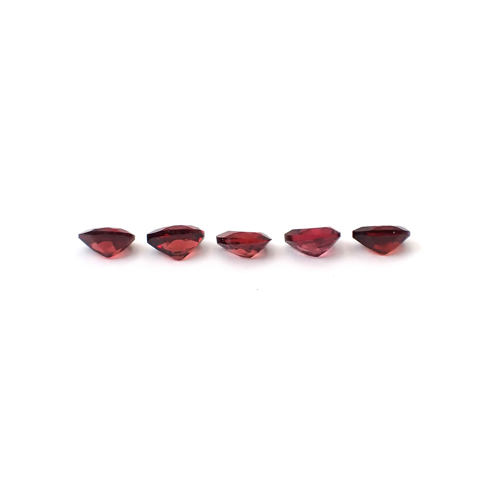 ◇ランダムセレクト◇パイロープアルマンディンガーネット モザンビーク産 約0.35ct / 5x4mm前後 [260532210-PAC]