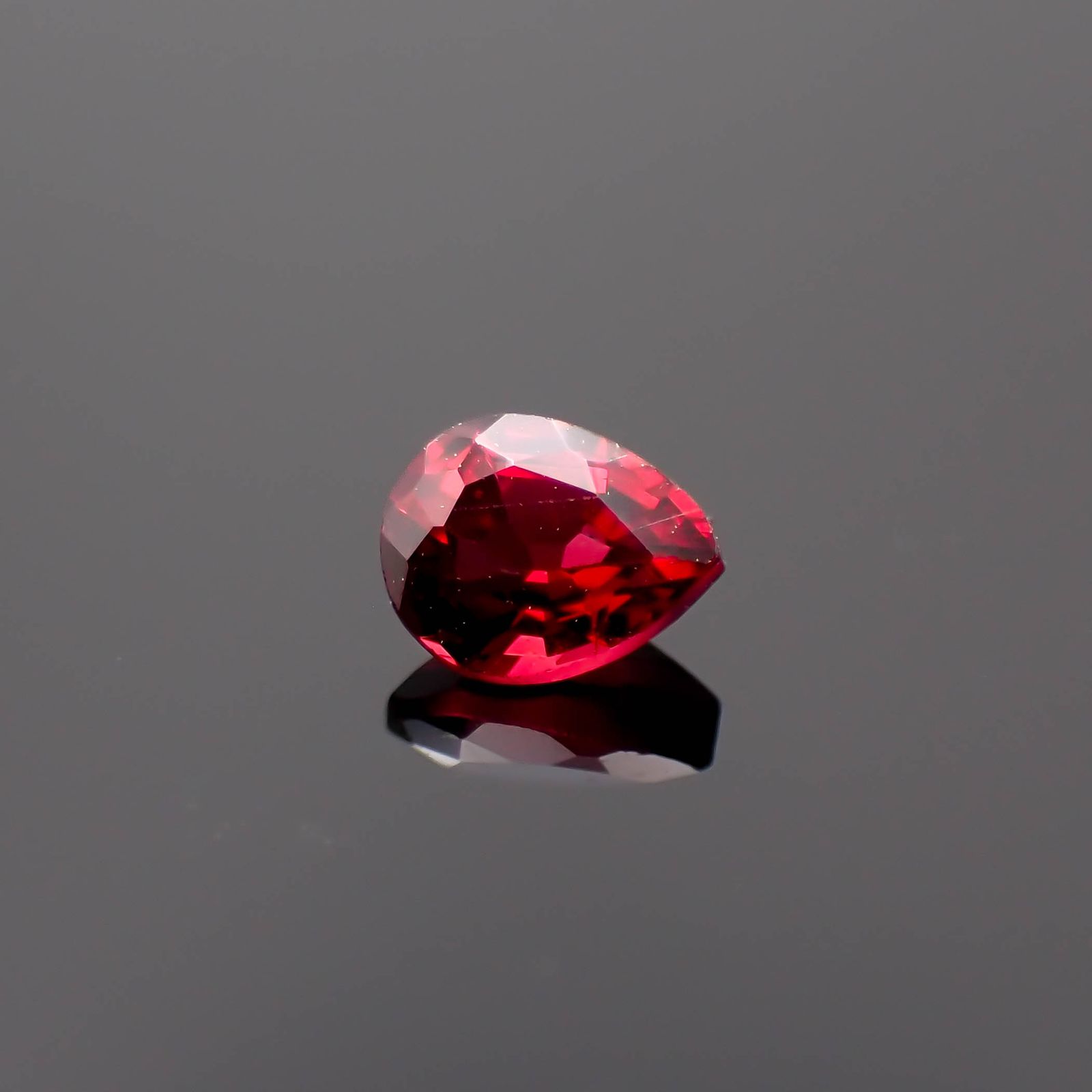 レッドスピネル ビルマ産 0.20ct[230722612]3.9x3.1mm前後