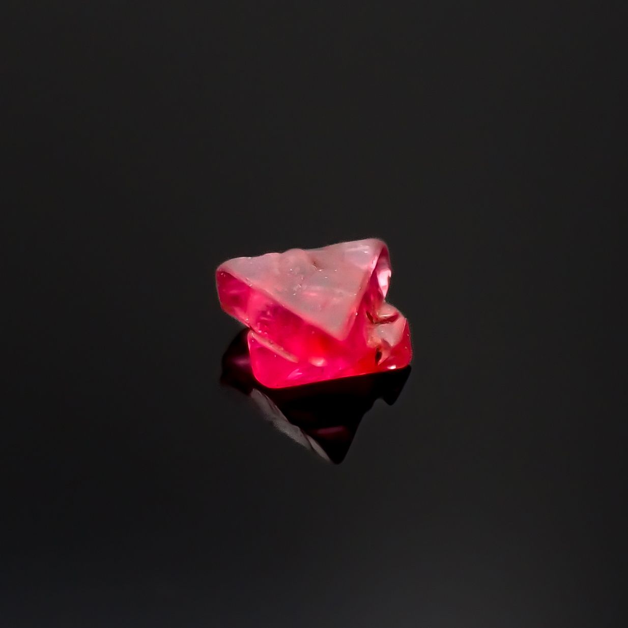 ツインクリスタルスピネル(スピネル式双晶）原石 ビルマ産 0.070ct[231124058]2.6x2.4mm前後