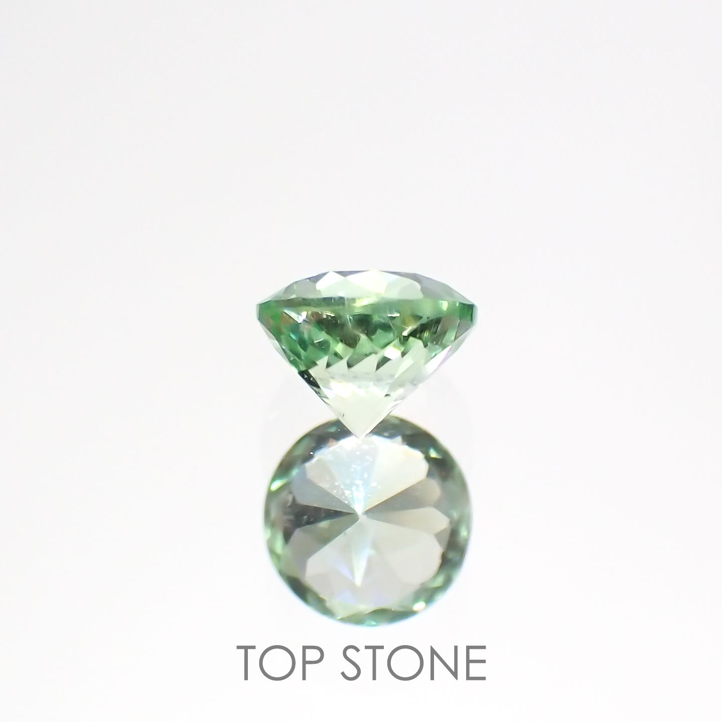 バナジウムコーネルピン(宝石名コーネルピン)タンザニア・タンガ州産 0.28ct 識別済[220115617]3.9x3.9mm前後