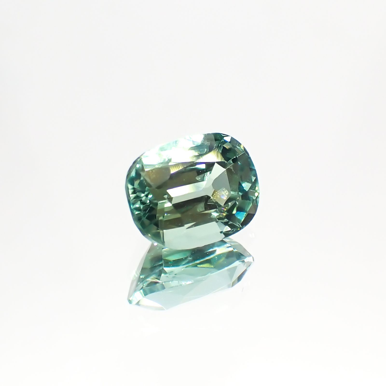 ブルーグリーントルマリン(宝石名グリーン・トルマリン) アフガニスタン産 1.252ct ソ付(彩珠)[211013582]7.4×5.8mm前後
