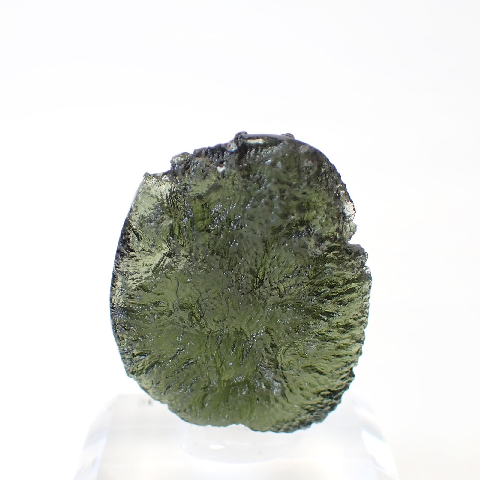 ◇龍彫刻◇モルダバイト 発見地:旧チェコスロバキア アクリル台座付き 77.90ct(15.58g) / 13.9x29.7x41.7mm前後 [260632497]