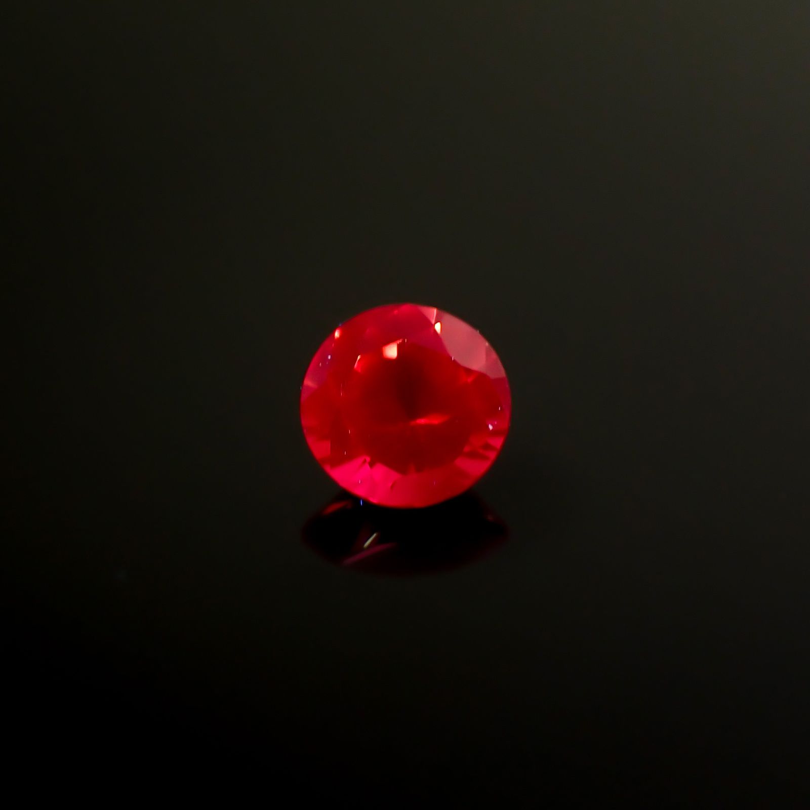 レッドスピネル タンザニア産 0.23ct / 3.8x3.8mm前後 [260732558]