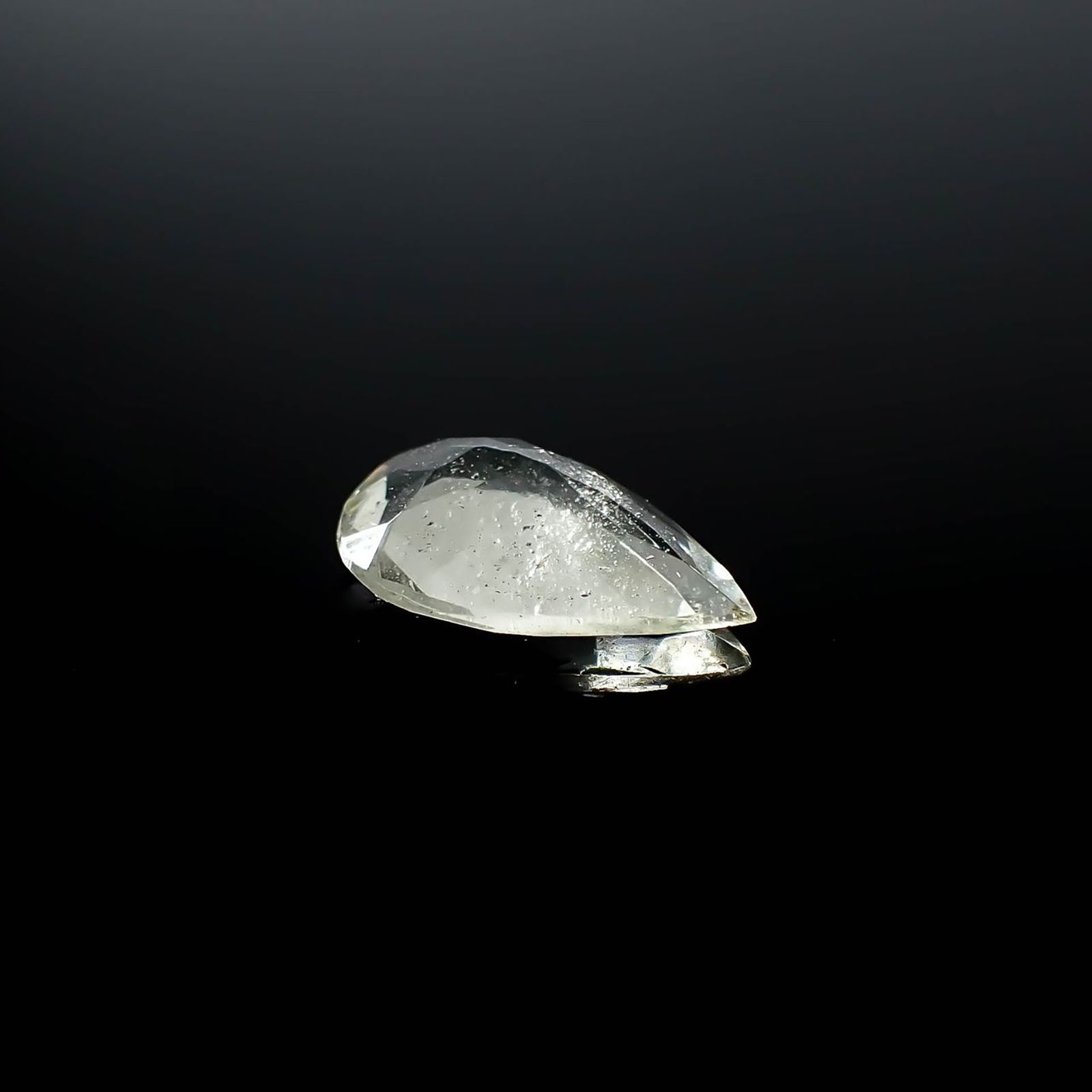 リビアングラス 発見地：エジプト・リビア砂漠 2.74ct / 14.5x9.8mm前後 [251131308]
