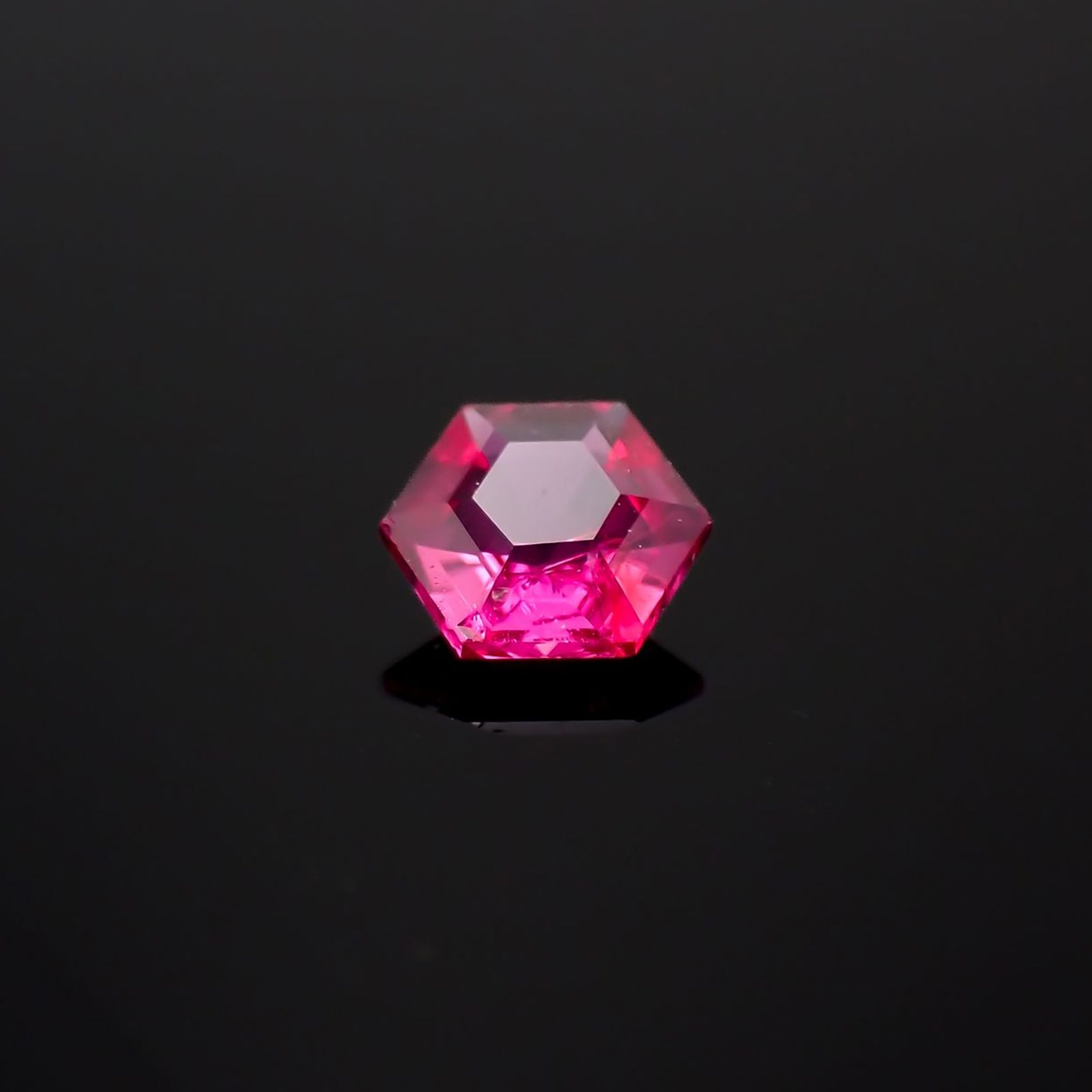 ◇ヘキサゴンカット◇ルビー 非加熱 モザンビーク産 0.20ct / 3.5x3.5mm前後 [240427108]