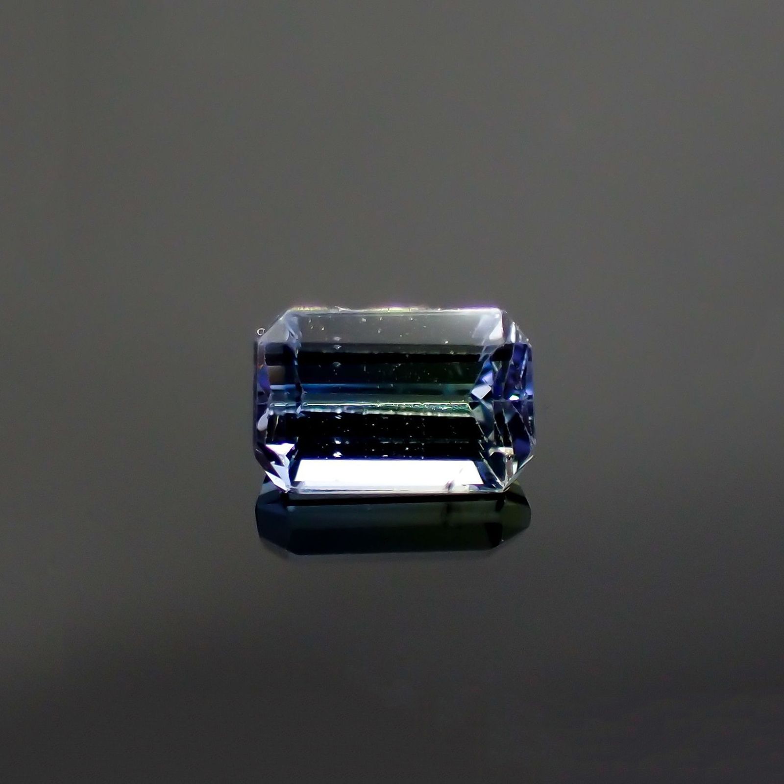 パーティカラータンザナイト(宝石名パーティカラード・ゾイサイト) タンザニア産 ソ付(彩珠) 0.826ct / 6.1x4mm前後 [260311846]