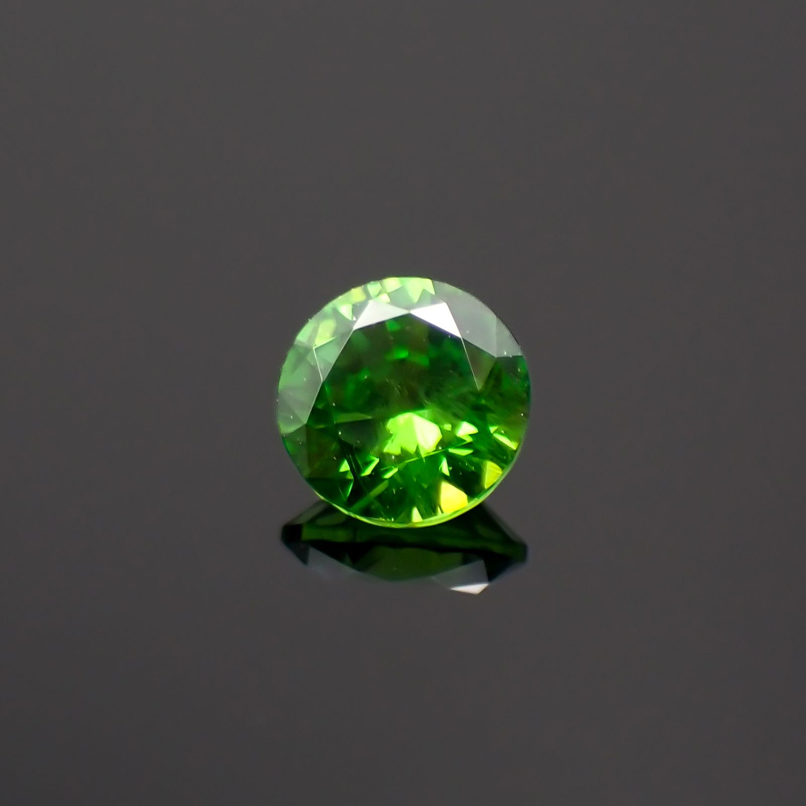 デマントイドガーネット(宝石名デマントイド・ガーネット)ロシア産 0.13ct 識別済[230622498]3.1x3mm前後