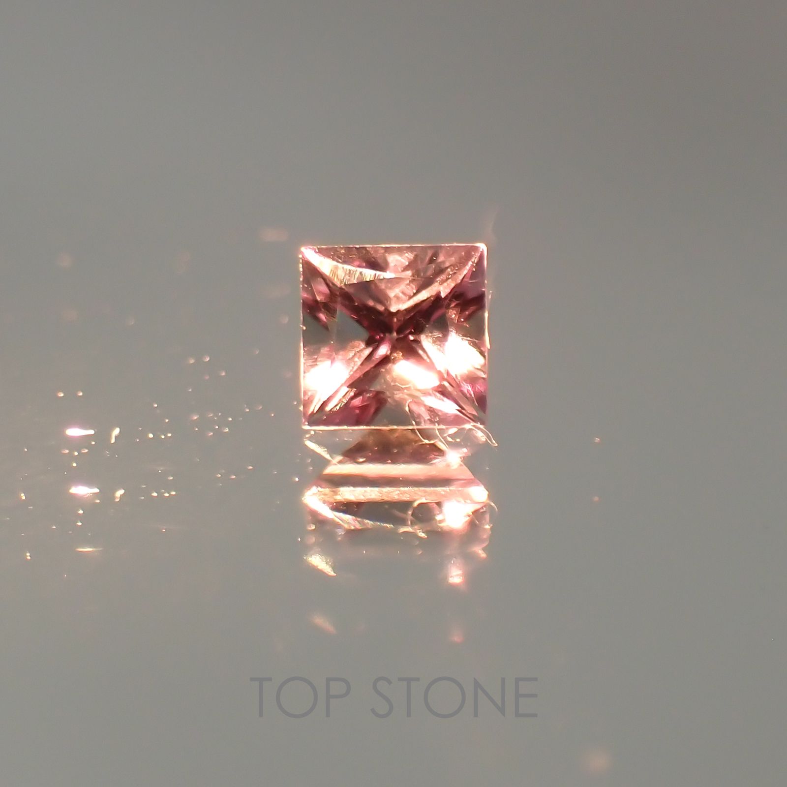 ◇プリンセスカット◇カラーチェンジガーネット(アレキタイプ) マダガスカル・ベキリー産 ルース 0.11ct[21059880]2.7×2.7mm前後