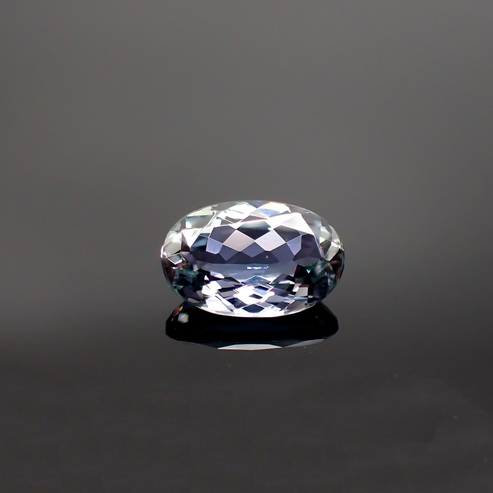 バイカラータンザナイト(宝石名タンザナイト) タンザニア産 1.467ct ソ付(彩珠)[210711821]8.9×5.8mm前後