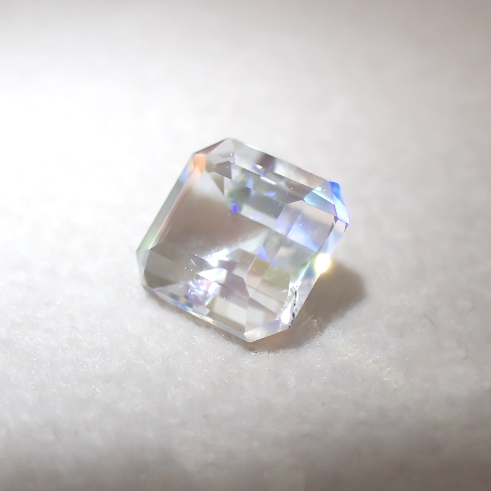 レインボームーンストーン(宝石名ラブラドライト) マダガスカル産 ソ付(彩珠) 1.209ct / 6.9x6.2mm前後 [251210401]