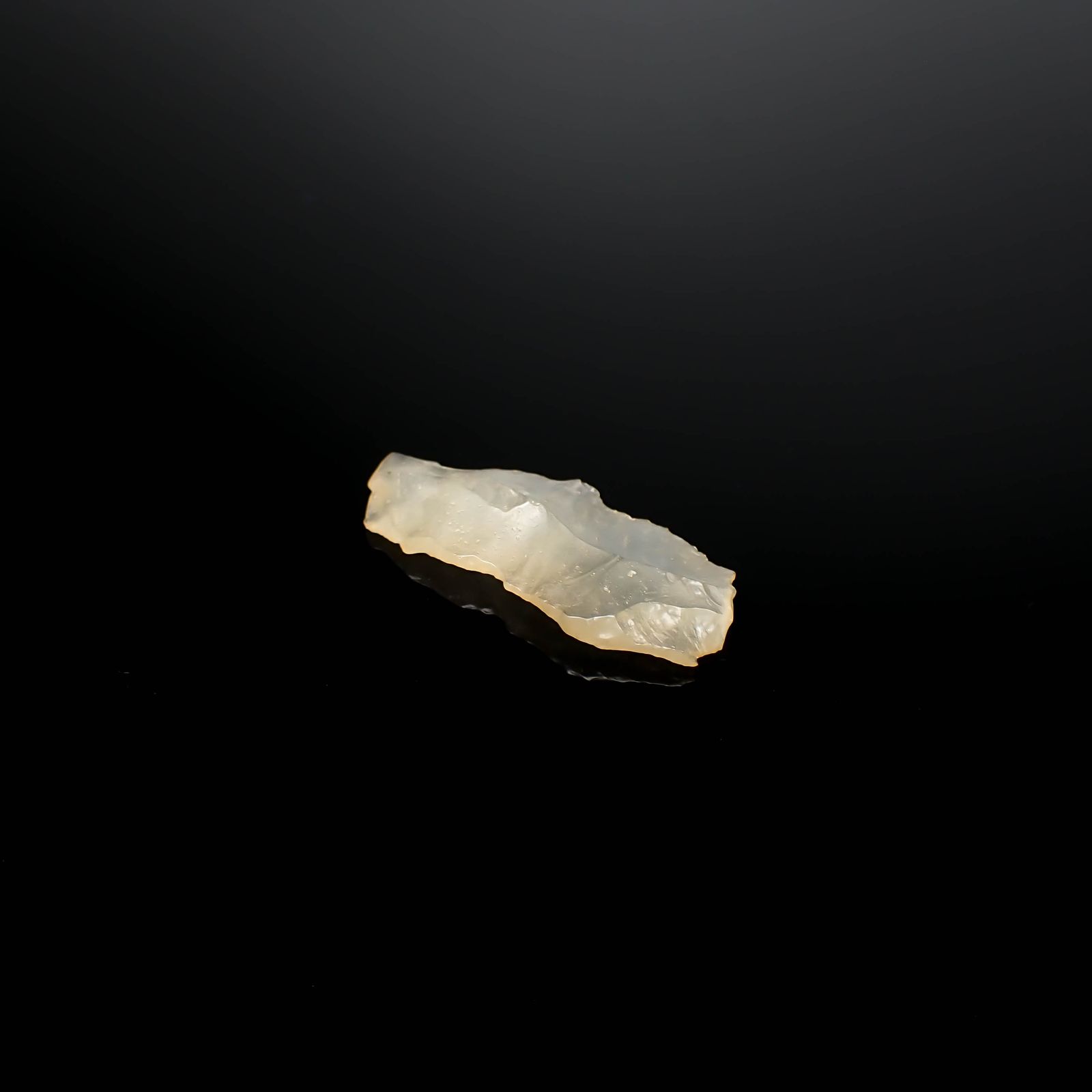 リビアングラス 原石 発見地：エジプト・リビア砂漠 11.26ct [241029287]36.7x16.8mm前後