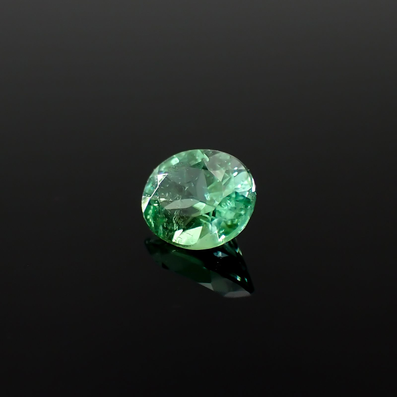 パライバトルマリン ブラジル・パライバ州バターリャ鉱山産 0.71ct[240928731]6.3x5.1mm前後