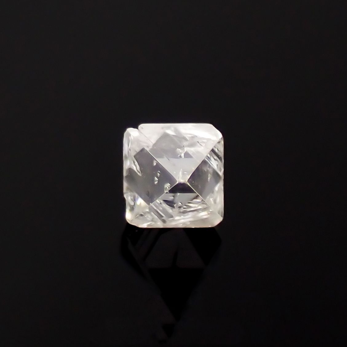 ソーヤブルダイヤモンド 原石(宝石名ダイアモンド)ロシア産 0.060ct ソ付(彩珠)[221219187]2.5x2.6mm前後